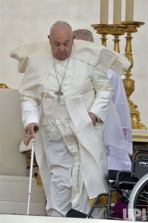 Photo: Pope Francis During East Mass at the Vatican - VAT2024033122 ...