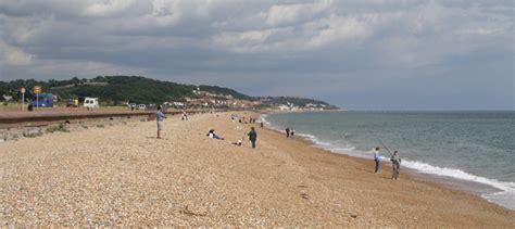 Hythe Beach © Andy Potter cc-by-sa/2.0 :: Geograph Britain and Ireland