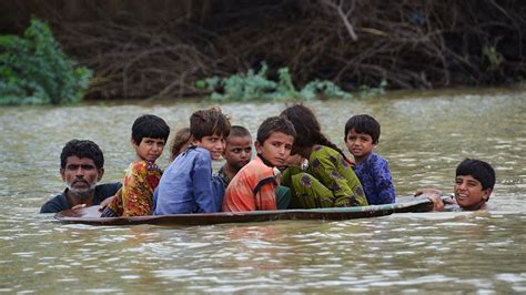 Pakistan floods: Map and satellite photos show extent of devastation - BBC News