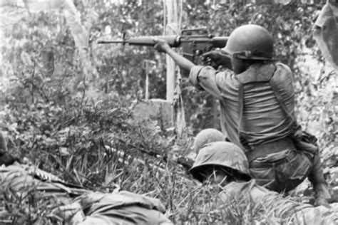 US Soldiers fighting in Vietnam jungle | Vietnam war, History war ...