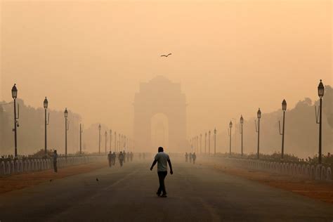 L’inquinamento oscura di nuovo l’iconico Taj Mahal praticamente scomparso dietro una coltre di ...