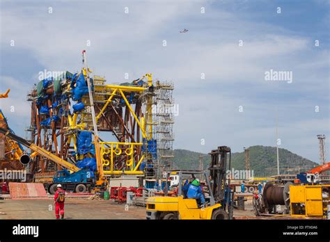 Men working on an oil rig construction site Stock Photo - Alamy