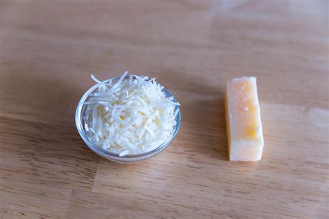 Grated cheese in small glass bowl - Creative Commons Bilder
