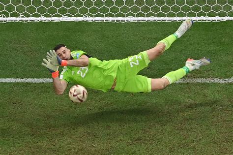 Emiliano Martínez saves Argentina in clutch for World Cup title