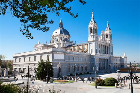 La Catedral de la Almudena es el edificio religioso más importante de # ...