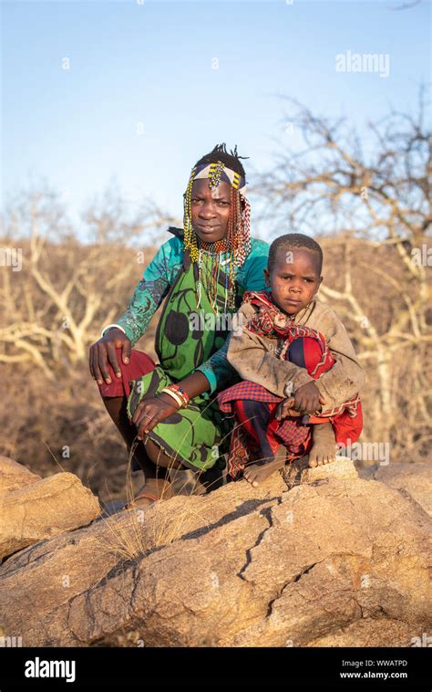 Hadza woman hi-res stock photography and images - Alamy