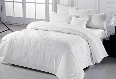 Types of White colored bedding to adorn your bedroom - First Else