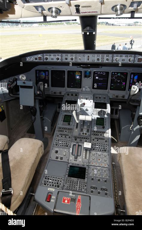 Bombardier global express xrs cockpit hi-res stock photography and ...