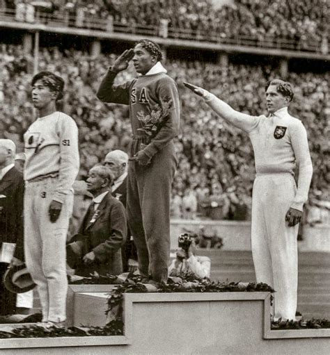 Jesse Owens at the 1936 Olympics : pics