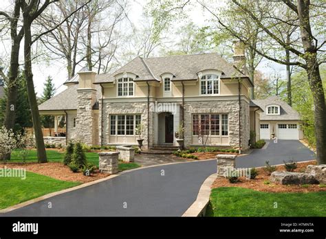 Upper middle class homes hi-res stock photography and images - Alamy