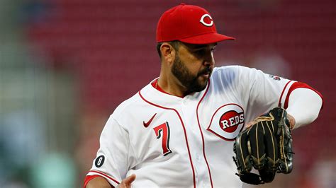 Why Reds' Eugenio Suárez made another start at shortstop