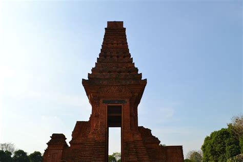 Indahnya Gapura Kerajaan Majapahit | Architecture, East indies, Building