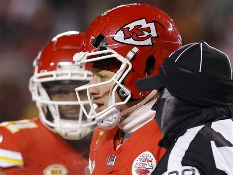 Patrick Mahomes' helmet shatters during Chiefs playoff game | Ottawa Sun