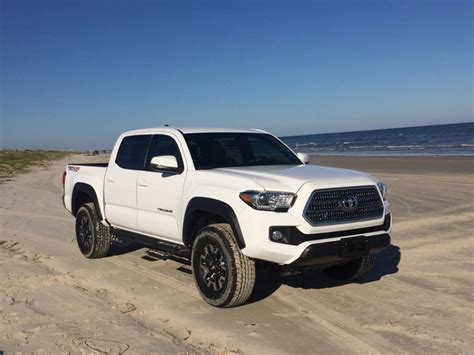 Toyota Tacoma White 2022