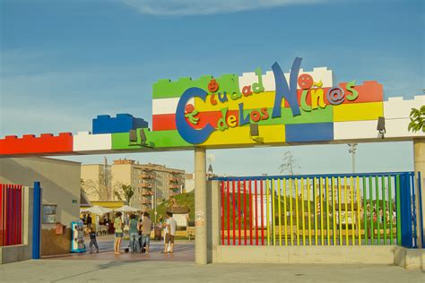 File:Parque temñatico Ciudad de los niños.jpg - Wikimedia Commons