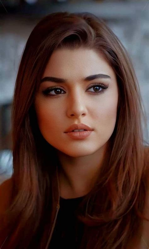 What’s Hande Ercel’s face shape?