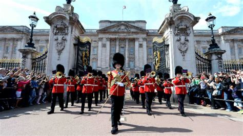 Changing the Guard, at Buckingham Palace & The Black Watch parade the ...