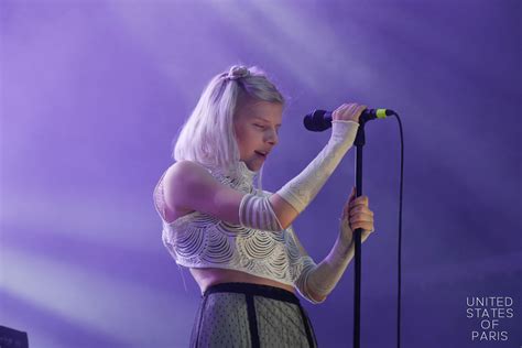 Aurora en interview selfie, une rencontre étrange et touchante - United States of Paris