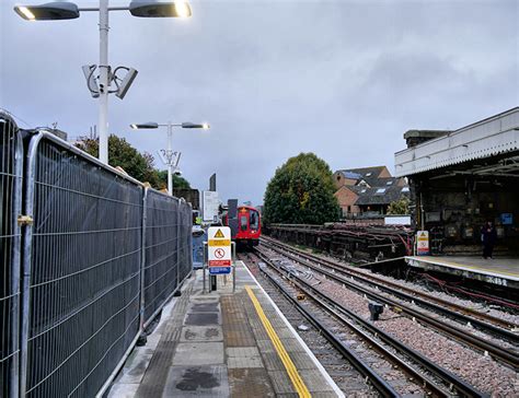 Putney Bridge Station © David Dixon cc-by-sa/2.0 :: Geograph Britain ...