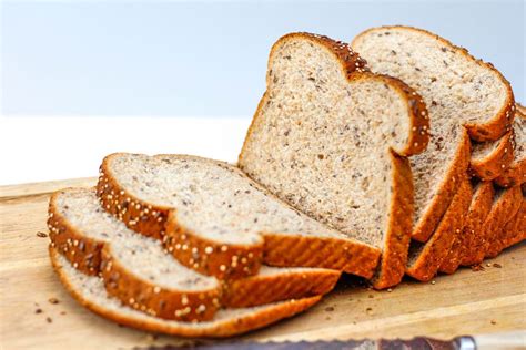 Whole Bread on a Cutting Board - Creative Commons Bilder