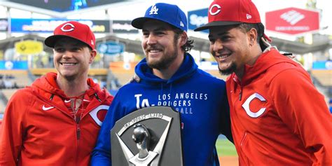 Trevor Bauer joined by Reds for Cy Young Award presentation