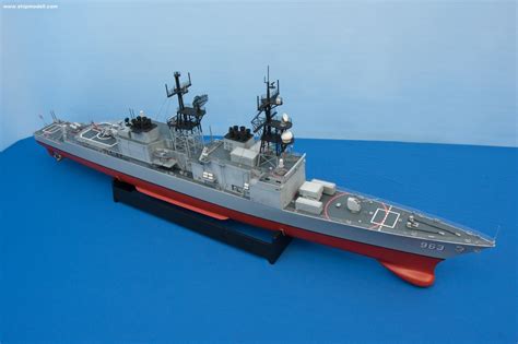 SHIPMODELL: USS SPRUANCE destroyer 1975