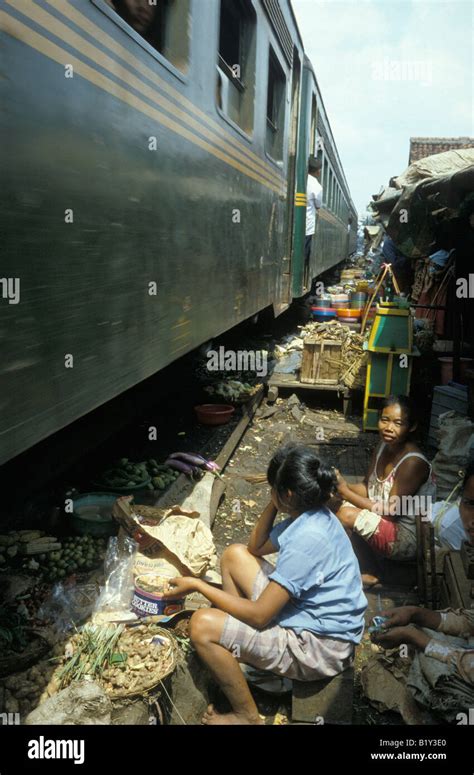 Cramped living conditions in the Jakarta Shanty town Women selling ...