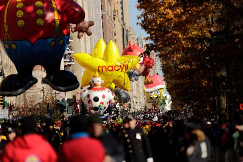 Macy's Thanksgiving Day Parade balloon pops, but show marches on - CBS News