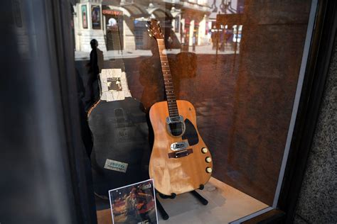 Kurt Cobain's guitar auctioned off for record $6 million | Daily Sabah