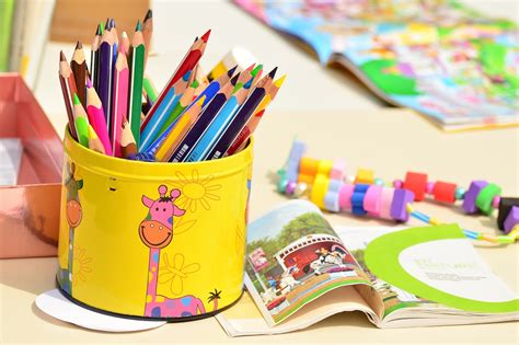 Crayons De Couleur Boîte Plume - Photo gratuite sur Pixabay