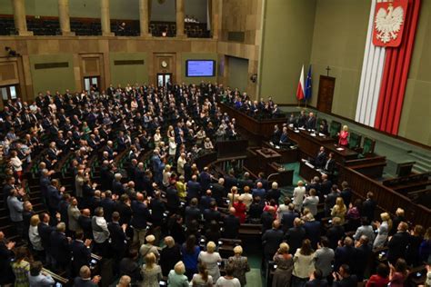 Sejm przyjął uchwałę upamiętniającą ofiary rzezi wołyńskiej | dzieje.pl - Historia Polski