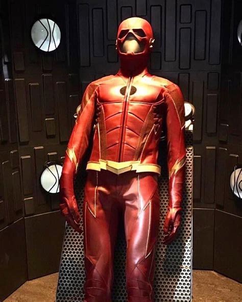 I love the new suit! I want the Flash to be back already # ...