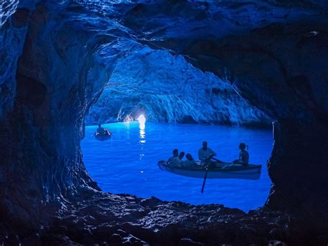 Capri, riecco la suggestione: riapre la Grotta Azzurra, visite in sicurezza - la Repubblica