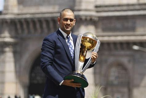 News Around: Dhoni Shaves Head-Bald Look –Video and Photos