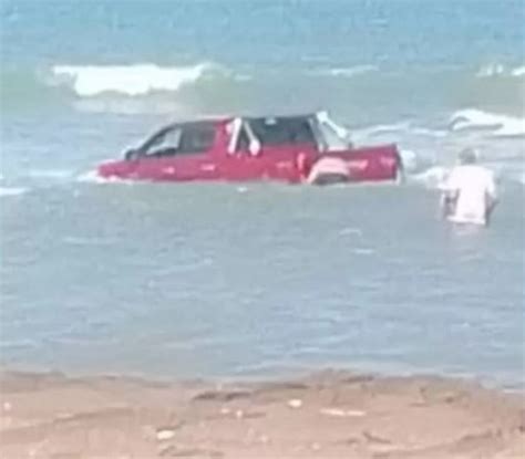 Video: He miscalculated the tide and the water almost took his truck on the beaches of Monte ...