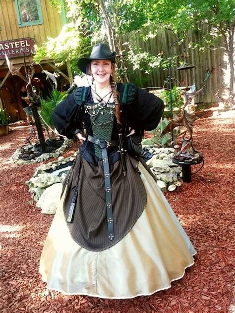 Scarborough Faire in Waxahachie, Texas. | Renaissance fair costume, Elizabethan fashion ...