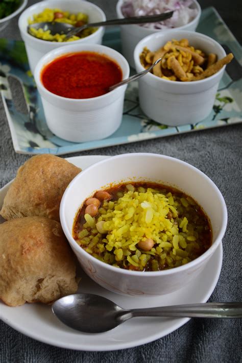 Kolhapuri Misal Pav Recipe / Maharashtrian Misal Pav Recipe – Gayathri's Cook Spot