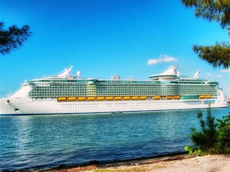 Best Luxury Cruise Lines: Top 4 Picks for a Lavish Getaway