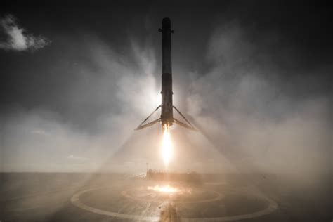 SpaceX's most recent rocket landing looks so sci-fi in new photos | Mashable