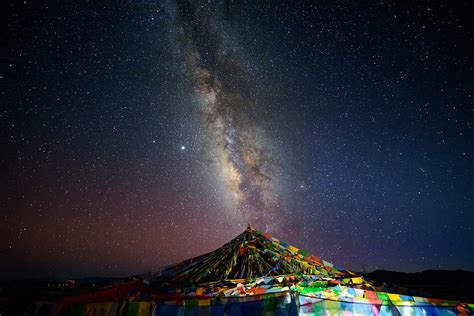 银河星空下的经幡_摄影师雪山飞兔-站酷ZCOOL