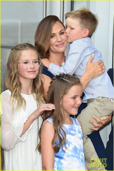 Jennifer Garner Poses with Her Three Kids at Walk of Fame Ceremony ...