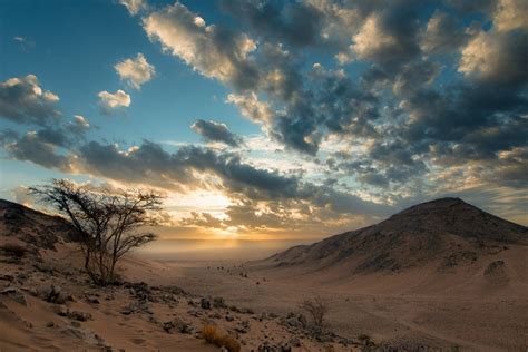 Early sunrise over the Sahara desert in Morocco [1600 x 1067] [OC] : EarthPorn