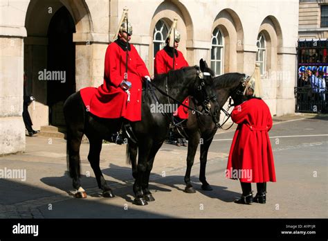 Mounted Horse Guards on duty outside Horse Guard's Parade London ...