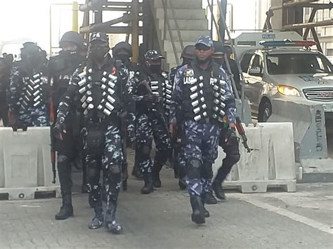 End SARS protest: Police deployed to Lekki toll gate [PHOTOS] - Daily ...