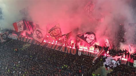 Ac Milan fans celebrate their second goal vs Inter with amazing pyro show - YouTube