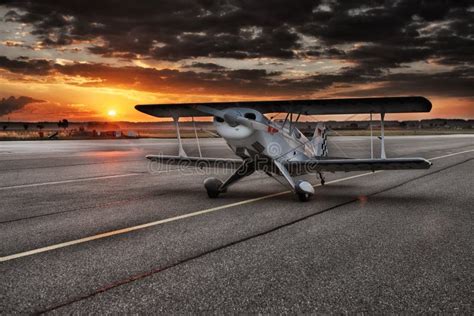 Black And White Aviation Plane Arriving During Sunset Picture. Image ...