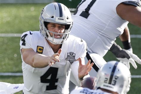 Emotional QB Derek Carr criticizes Raiders' performance in loss to Colts - UPI.com