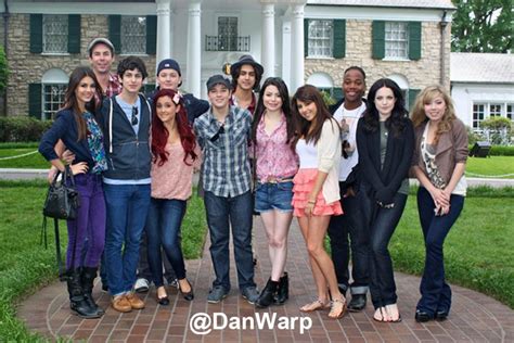 The cast of Victorious and iCarly infront of Elvis's house - Victorious Photo (24026567) - Fanpop