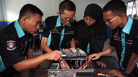 Siswa Multimedia Belajar Mengenal dan Merakit Komputer – SMK NEGERI 5 BATAM