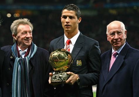 Cristiano Ronaldo dengan trofi Ballon d'Or 2008. (Getty Images) - FANDOM.ID